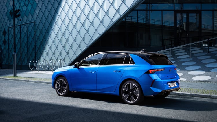 Opel Astra Electric 2023 vue arrière avec feux LED et hayon de la berline compacte