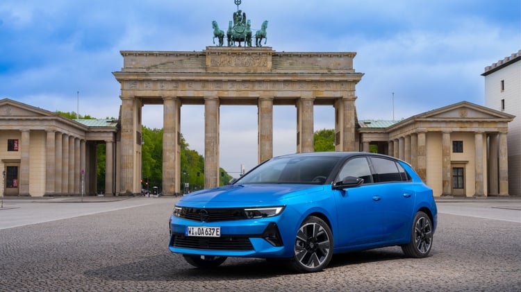 Opel Astra Electric 2023 en milieu urbain, berline compacte électrique sans émissions locales