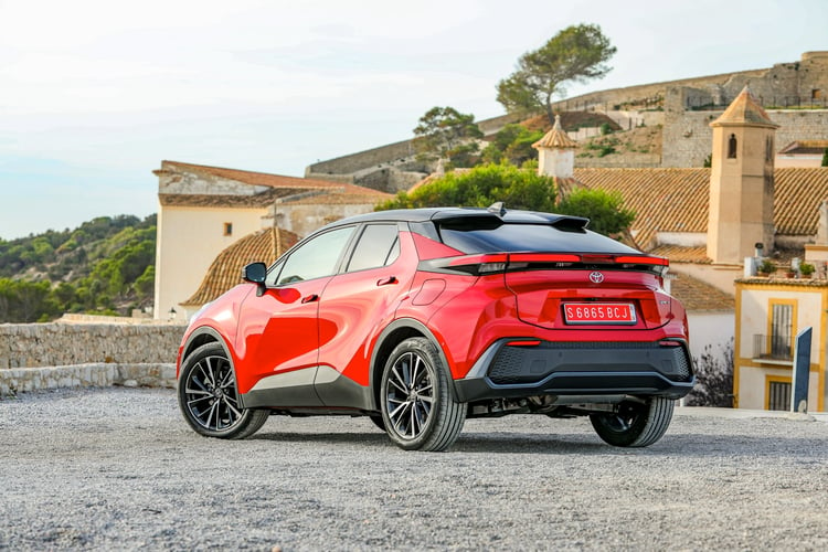 Toyota C-HR (2024) trois quarts arrière