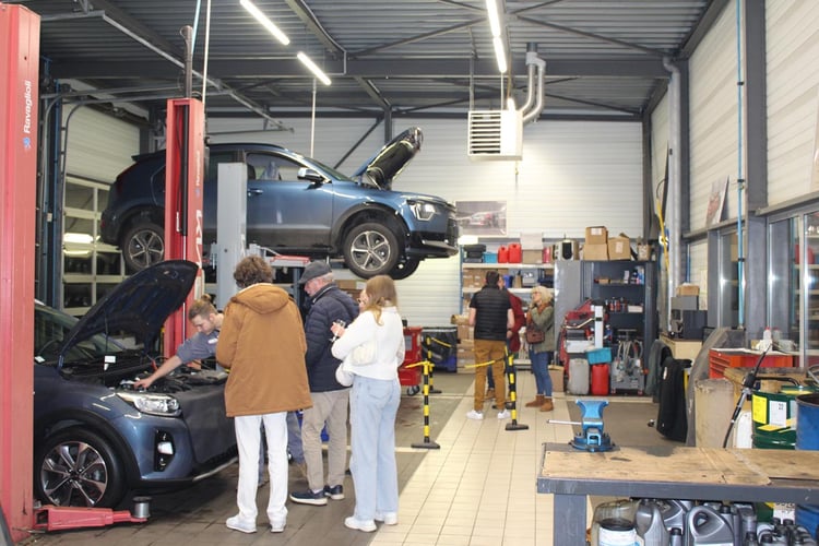 A l'atelier de la concession Kia d'Yffiniac