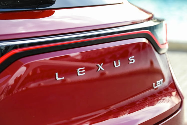 Lettrage arrière du Lexus LBX