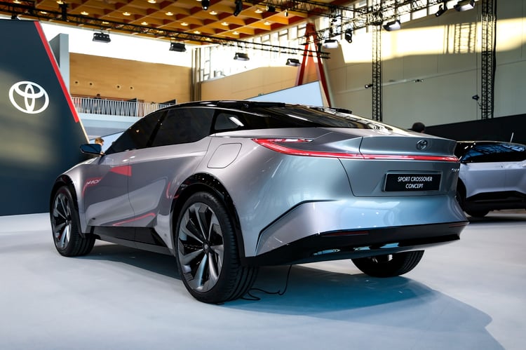 Trois quarts arrière du SUV coupé 100% électrique