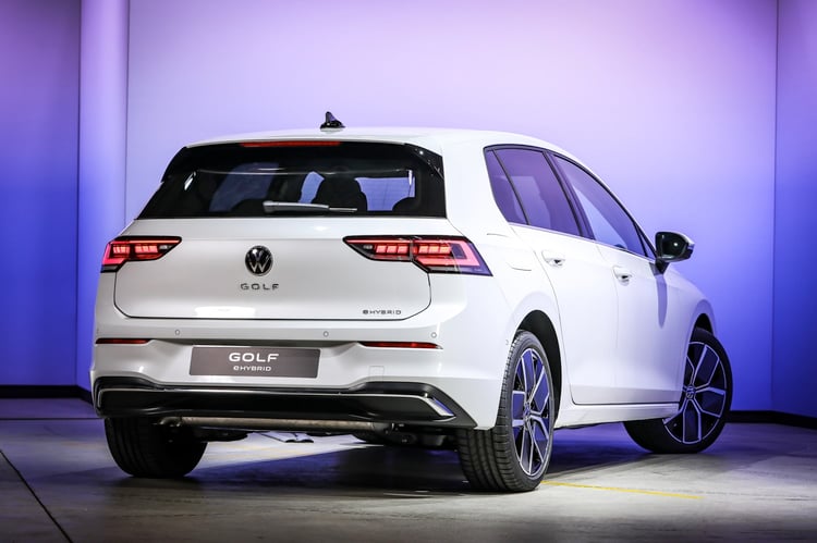 Trois quarts arrière de la Volkswagen Golf eHybrid 2024