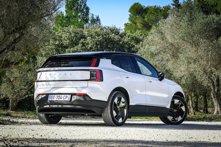 Trois quarts arrière du SUV électrique