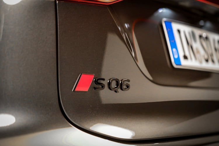 Badge Audi SQ6 e-tron Quattro