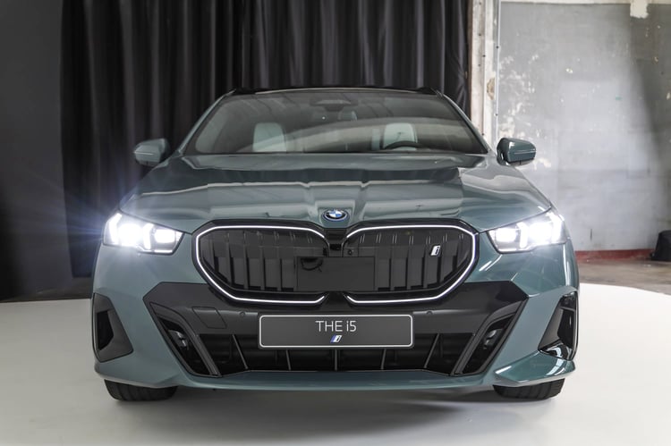 Face avant de la BMW i5 Touring eDrive40