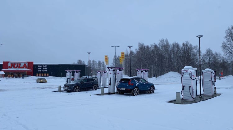 Borne de recharge rapide en Norvège sous la neige