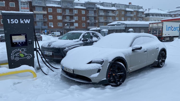 Kona électrique et Taycan en charge