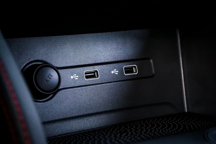 Ports USB dont Apple CarPlay et Android Auto