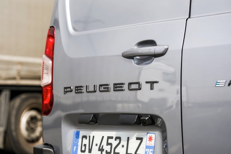 Un lettrage PEUGEOT imposant !