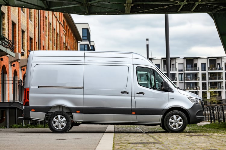 Le Mercedes eSprinter 2024 de profil