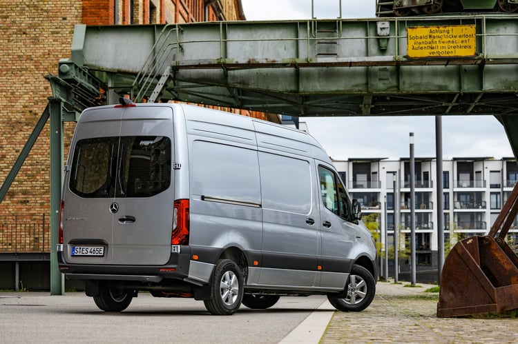 Trois quarts arrière du Mercedes eSprinter 2024