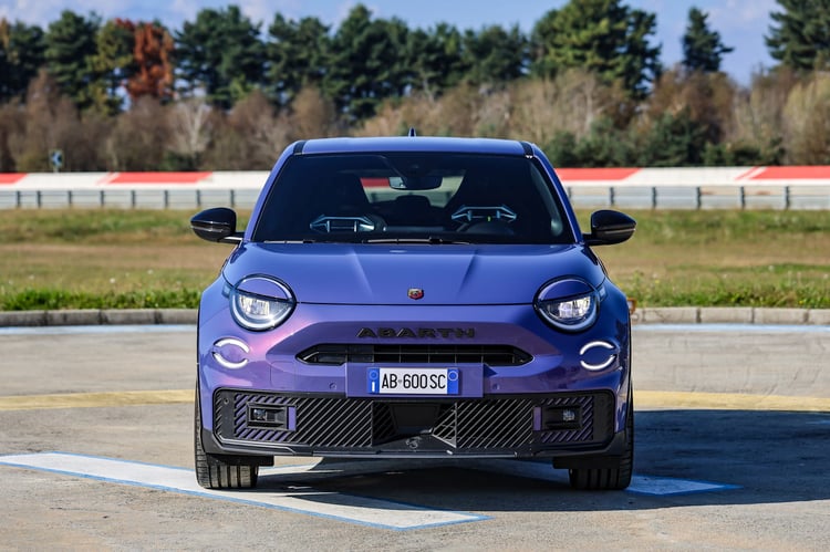 Face avant de l'Abarth 600e