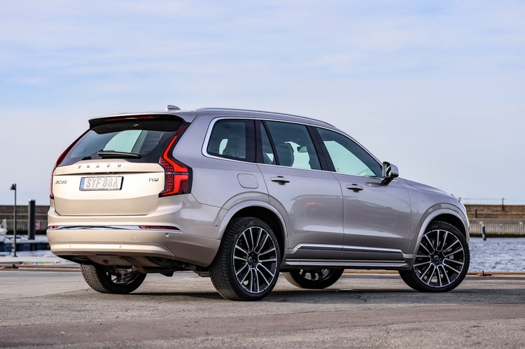 Volvo XC90 hybride rechargeable trois quarts arrière