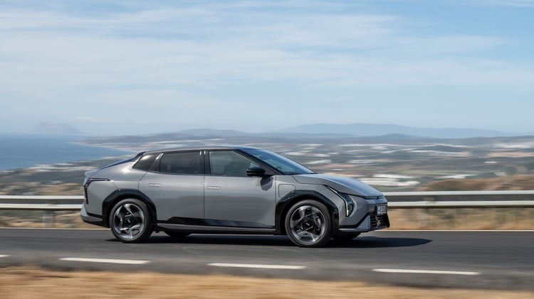 Kia EV4 Fastback électrique en accélération de 0 à 100 km/h.