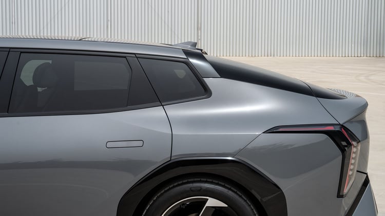 Détail du profil arrière de la Kia EV4 Fastback avec custode allongée et feux arrière à LED.