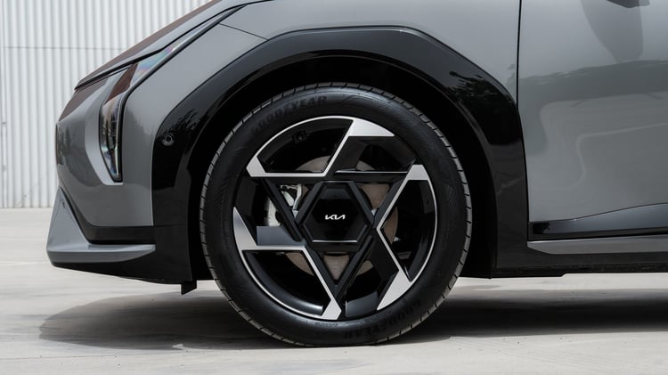 Détail de la jante alliage de la Kia EV4 Fastback avec pneu Goodyear et passage de roue contrasté.