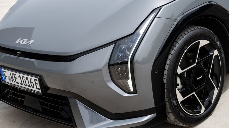 Détail de la face avant de la Kia EV4 Fastback avec projecteur vertical à LED et jante alliage.