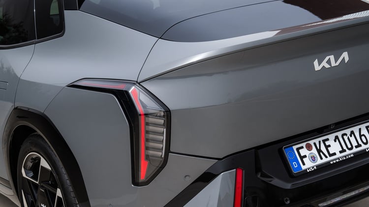 Détail de l’arrière de la Kia EV4 Fastback avec feu arrière vertical à LED et malle de coffre.