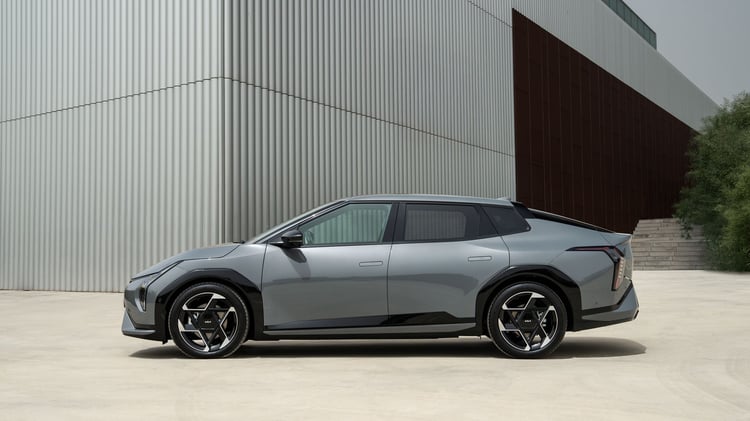 Kia EV4 Fastback 100 % électrique vue de profil, berline à malle avec ligne de toit allongée.