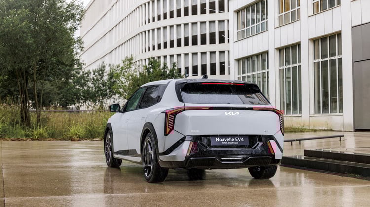 Kia EV4 vue de trois-quarts arrière, signature lumineuse à LED et silhouette 5 portes.