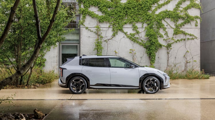 Kia EV4 vue de profil, silhouette 5 portes avec jantes alliage et lignes de carrosserie anguleuses.