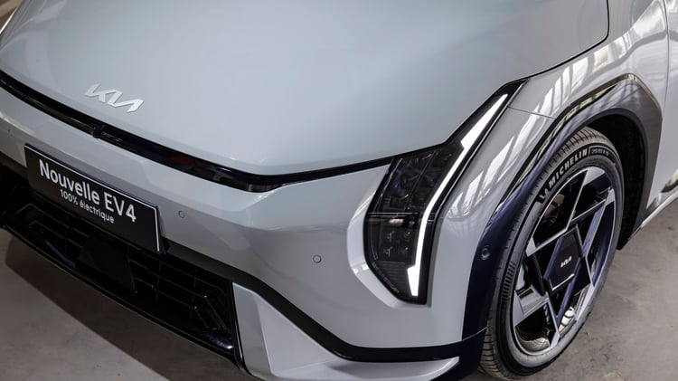 Détail de la face avant de la Kia EV4 avec projecteur vertical à LED et jante alliage.