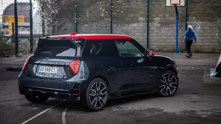 Trois quarts arrière de la Mini Cooper JCW électrique