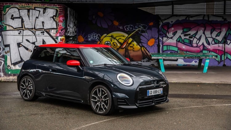 Trois quart avant de la Mini Cooper JCW électrique