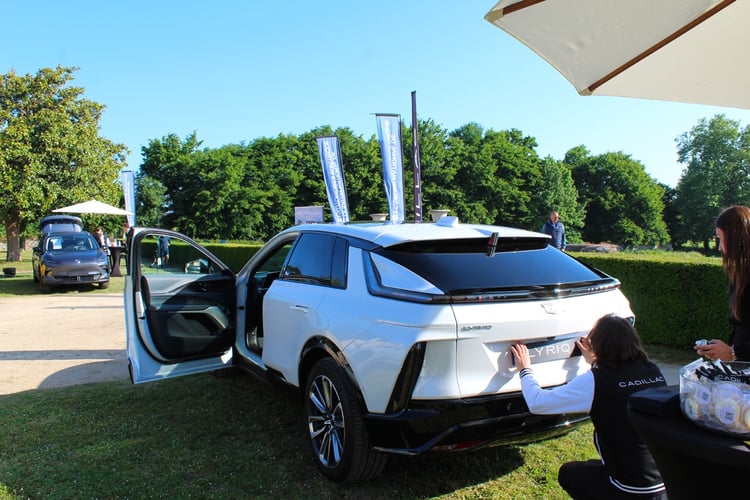 Au premier plan, Cadillac Lyriq