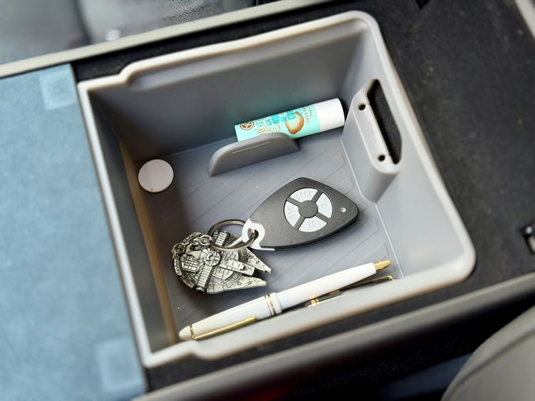 Boîte de console centrale Tesla Model Y contenant clés, stylo et petits objets