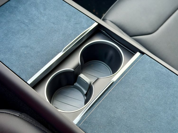 Inserts de porte-gobelets en TPE dans la console centrale d’une Tesla Model Y