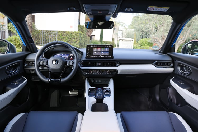 À bord du coupé sport hybride