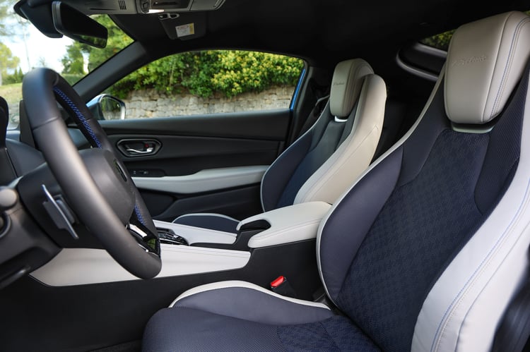 À bord du coupé sport hybride