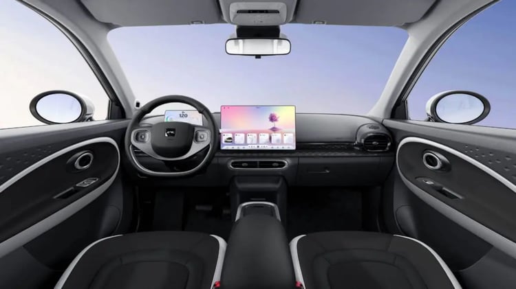 Intérieur de la JAC E30X avec écran central tactile et volant