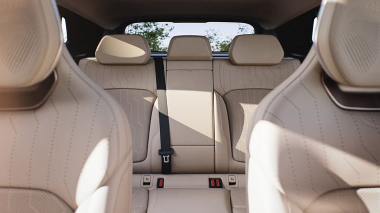 Banquette arrière du Lynk & Co 08 avec trois appuie-têtes