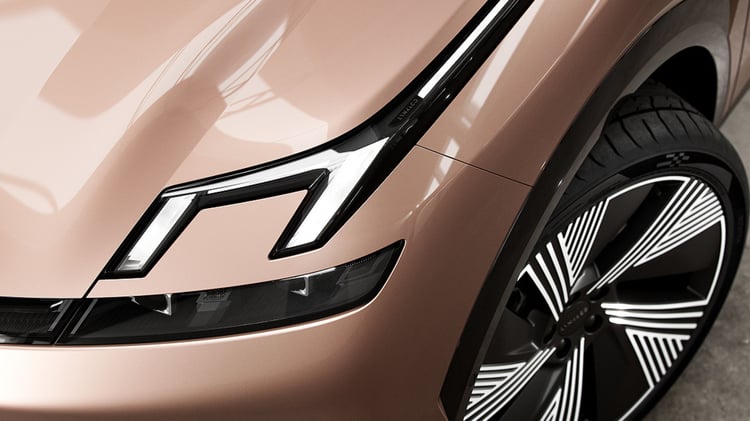 Détail du projecteur avant du Lynk & Co 08