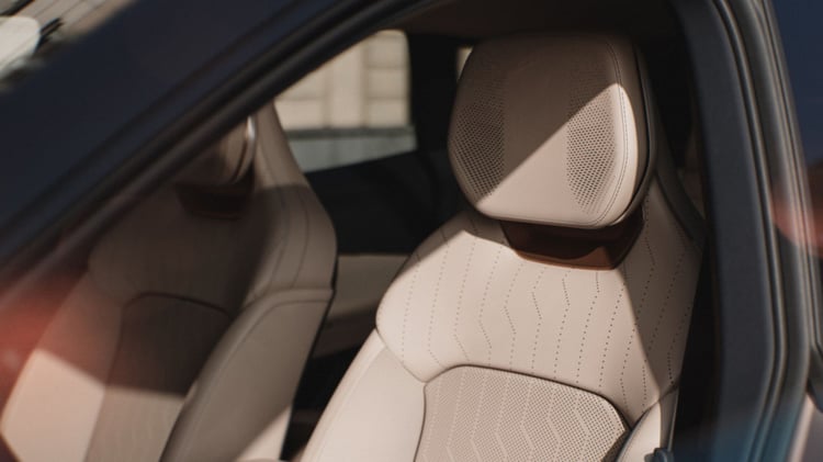 Siège avant du Lynk & Co 08