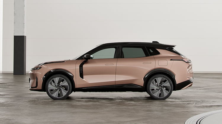 Profil latéral du SUV hybride rechargeable Lynk & Co 08