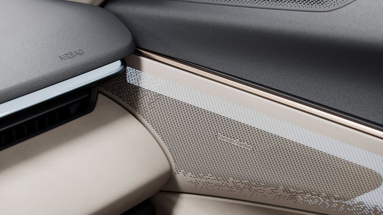 Haut-parleur Harman Kardon dans l’habitacle du Lynk & Co 08