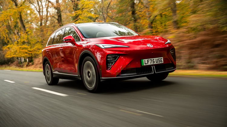 MG S6 EV rouge en circulation