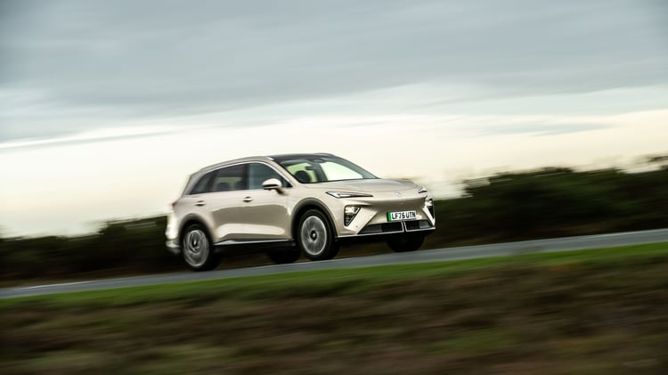 MG S6 EV beige en circulation sur route