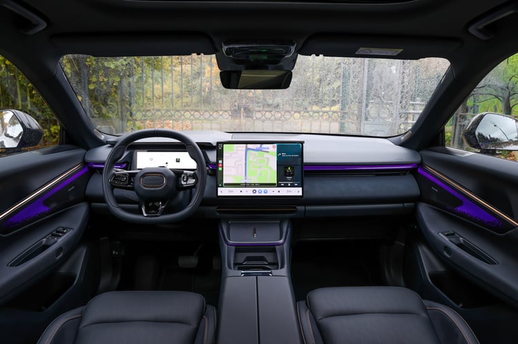 À bord du Lynk & Co 08