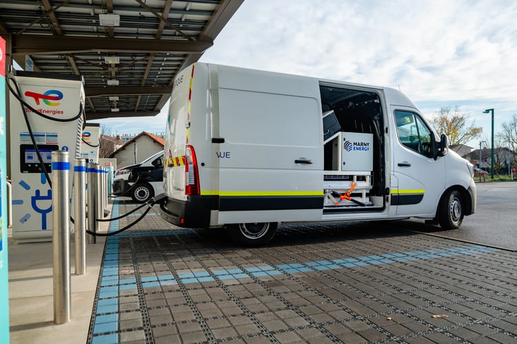 En recharge chez TotalEnergies, l'unité mobile d'alimentation du pneumobile