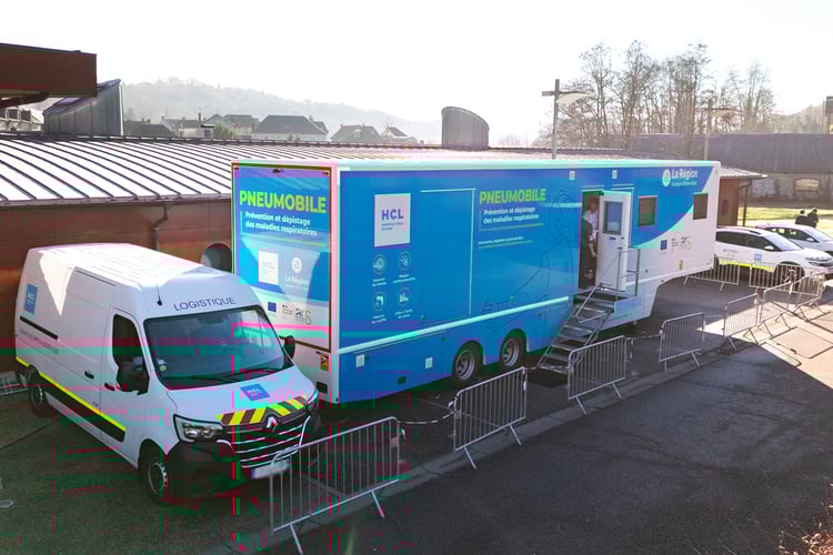 Le pneumobile et son fourgon d'alimentation en électricité