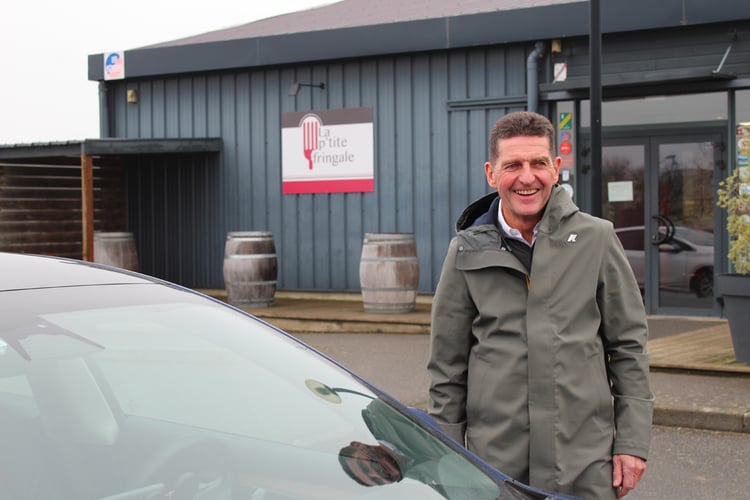 Bertrand Vivier devant son restaurant La P’tite Fringale