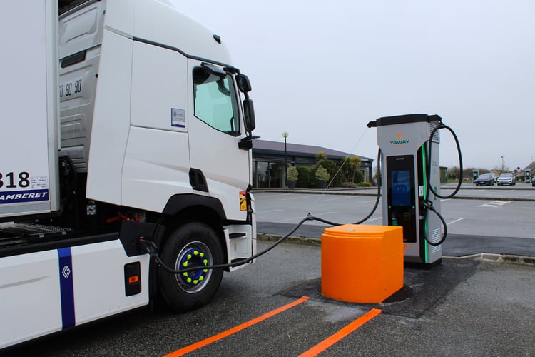 Camion électrique en recharge à la station Yaway PL d'Etrelles