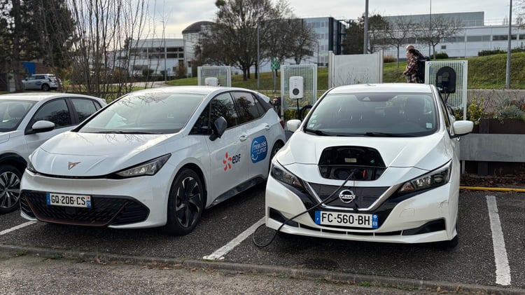 Une Cupra Born et une Nissan Leaf en recharge sur le parking du centre de recherche et développement EDF Les Renardières
