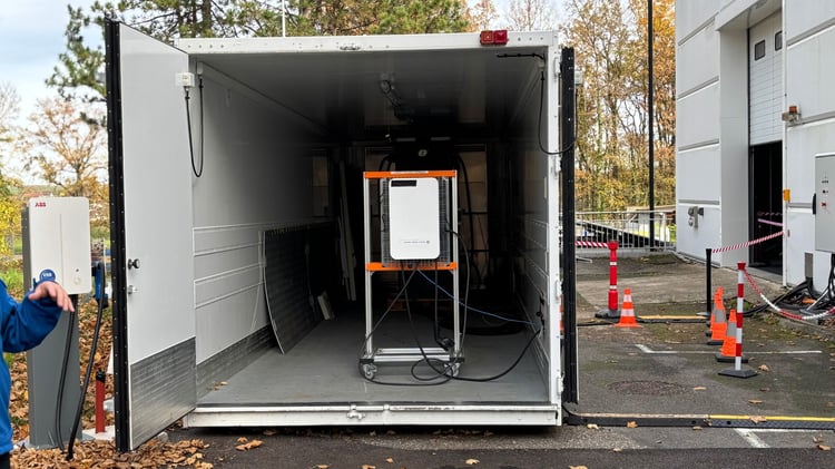 Borne de recharge rapide DC testée en chambre froide au centre de recherche et développement EDF