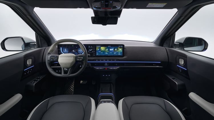Habitacle complet de la Kia EV2, vue depuis l’arrière, éclairage d’ambiance bleu.